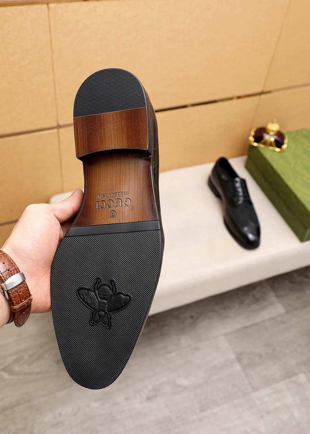 Men's shoes 💰460 💐 Product trademark: GUCCI "Gucci" business leather shoes Regular size: 38-44 (45🉑️customized) Product materials: Selected imported first-layer open-edge beaded cowhide leather upper, imported water-dyed cowhide leather lining. Strong three-dimensional visual effect, combined outsole Color: 2⃣️colors available